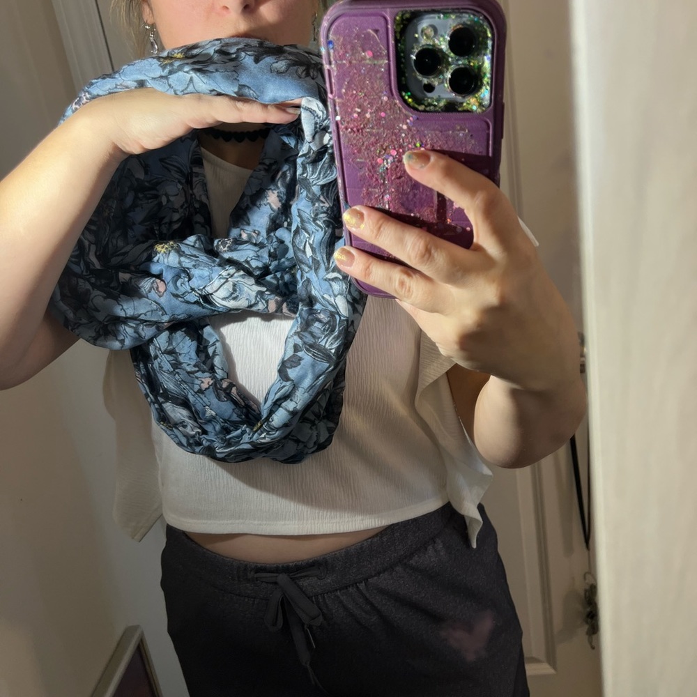 ❤️🧣BEAUTIFUL DESIGNER SCARF🧣❤️INFINITY LONG EUC GIFT BLUE FLORAL LIGHTWEIGHT - Picture 5 of 8